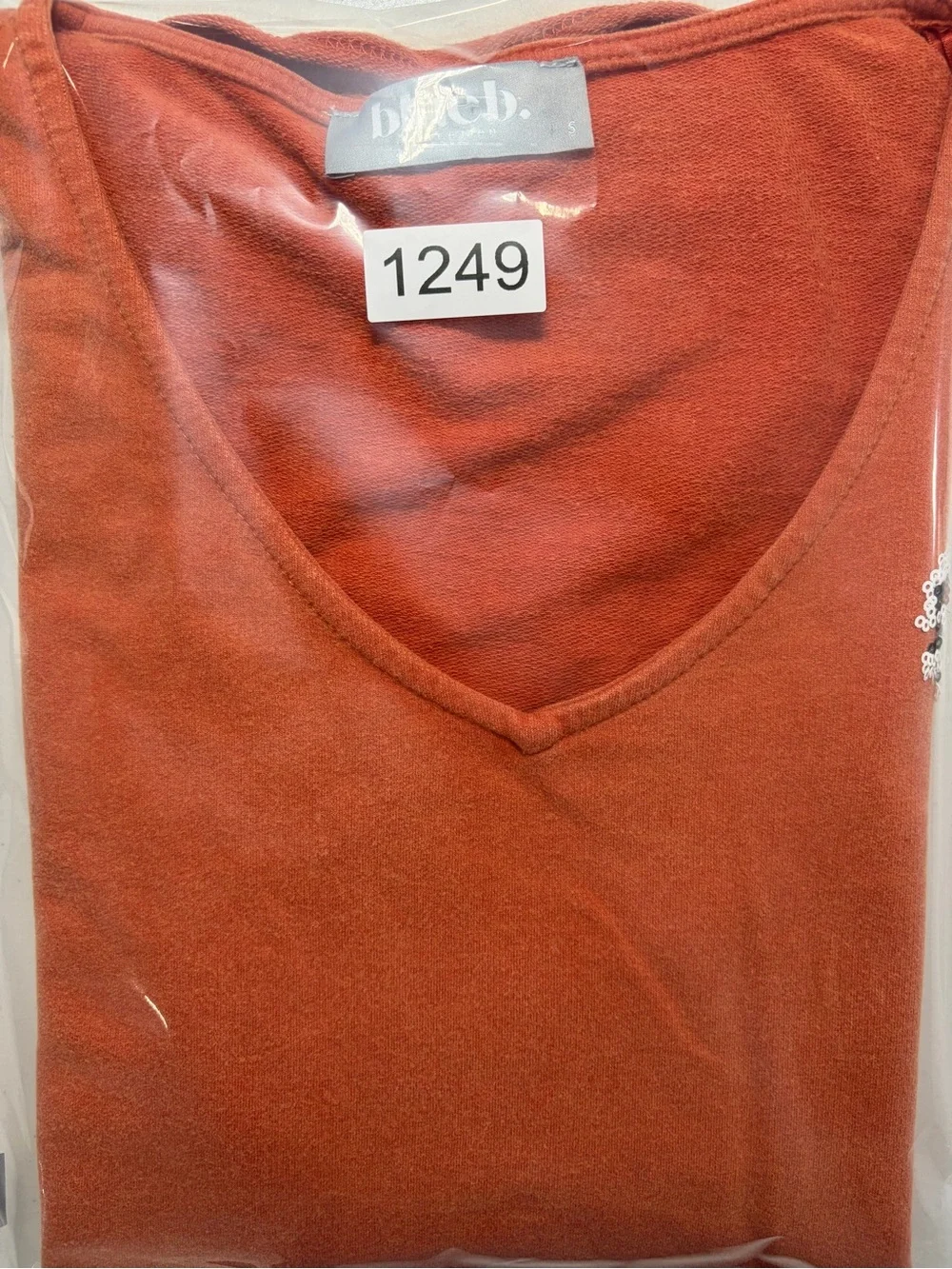 Tiger Sequin Patch Accent V-Neck Rust Short Sleeve Top (S) - Picture 10 of 10